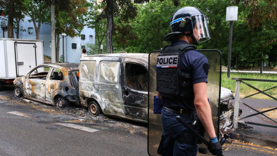 Este anchetă după ce un bărbat a împușcat doi polițiști într-o secție de poliție cu arma unuia dintre ei