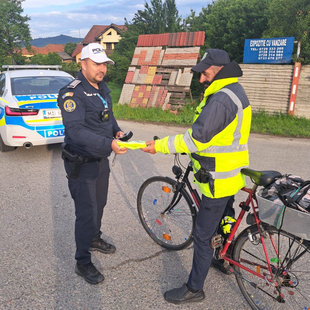 Polițiștii au dat veste reflectorizante bicicliștilor