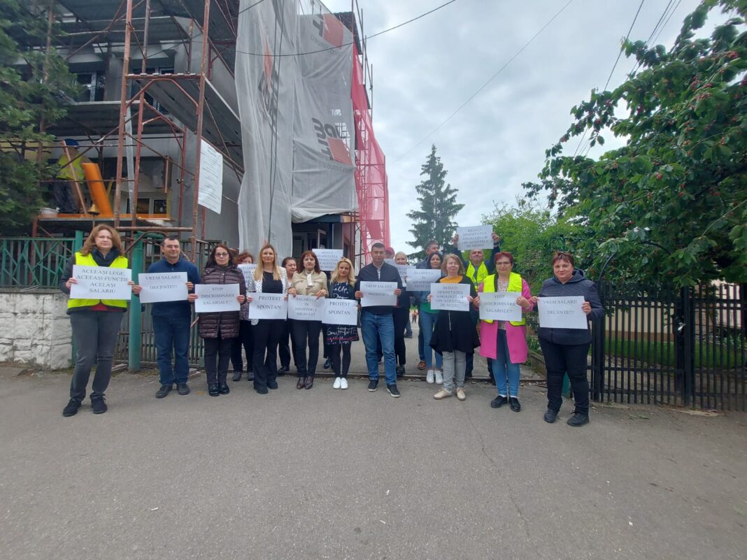 Protest al angajaților la sediul APM Gorj