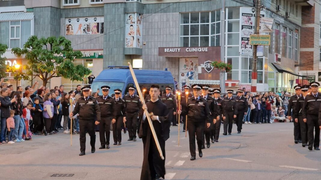 Procesiune cu sute de preoți la Târgu Jiu