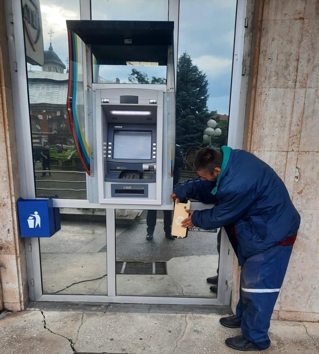 Plecat din secția de psihiatrie, un bărbat a fost prins de jandarmi în timp ce lovea un bancomat