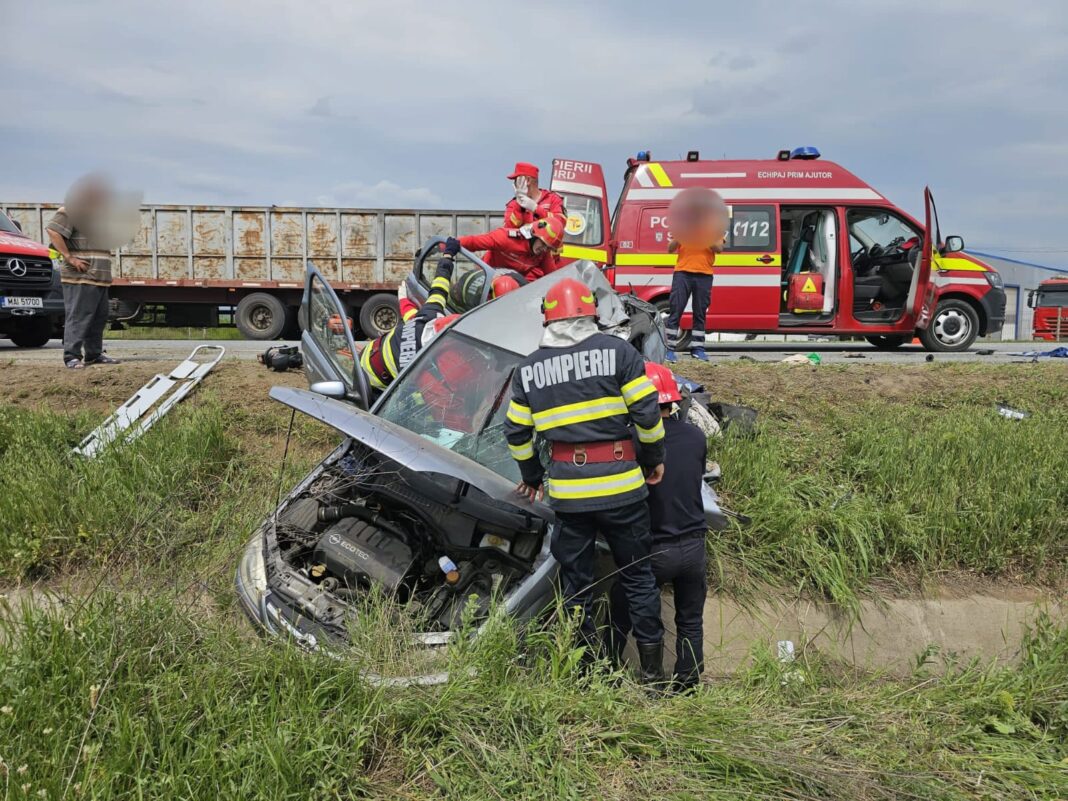 Mehedinți: Șofer rănit după ce autoturismul său s-a ciocnit cu o cifă de beton