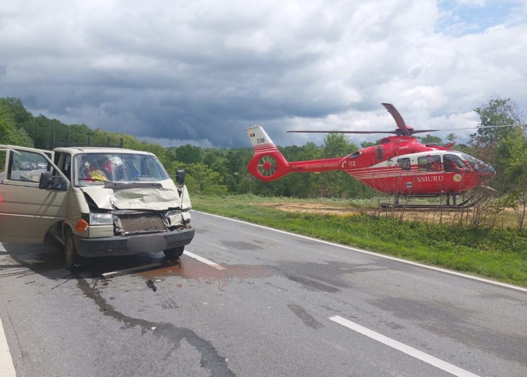 Doi răniţi după ce o camionetă s-a ciocnit cu un camion cu lemne