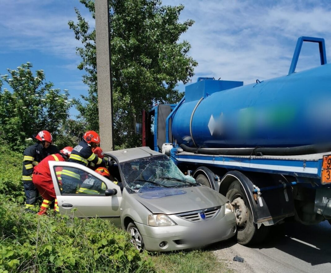 Doi morţi după ce o maşină a fost strivită între o cisternă şi un stâlp de beton