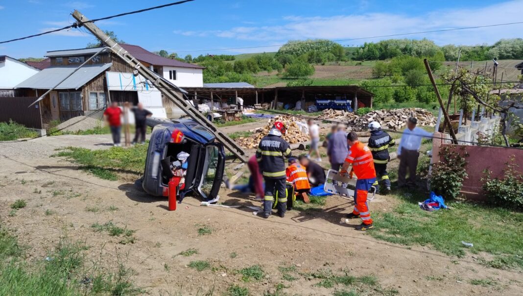 Patru adulţi şi un copil, răniţi după ce au intrat cu maşina în stâlp