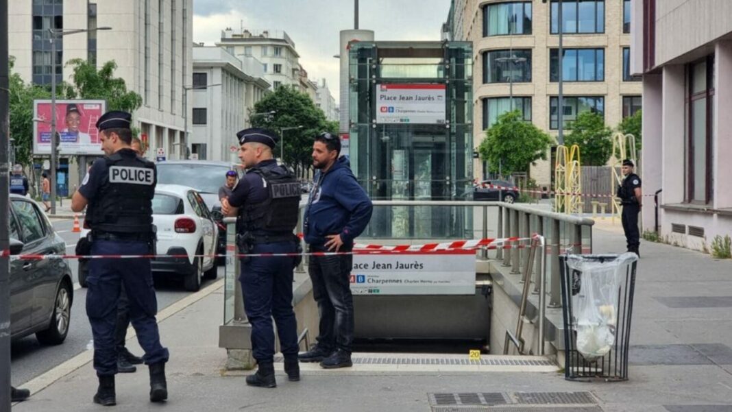 Patru persoane, înjunghiate la metroul din Lyon