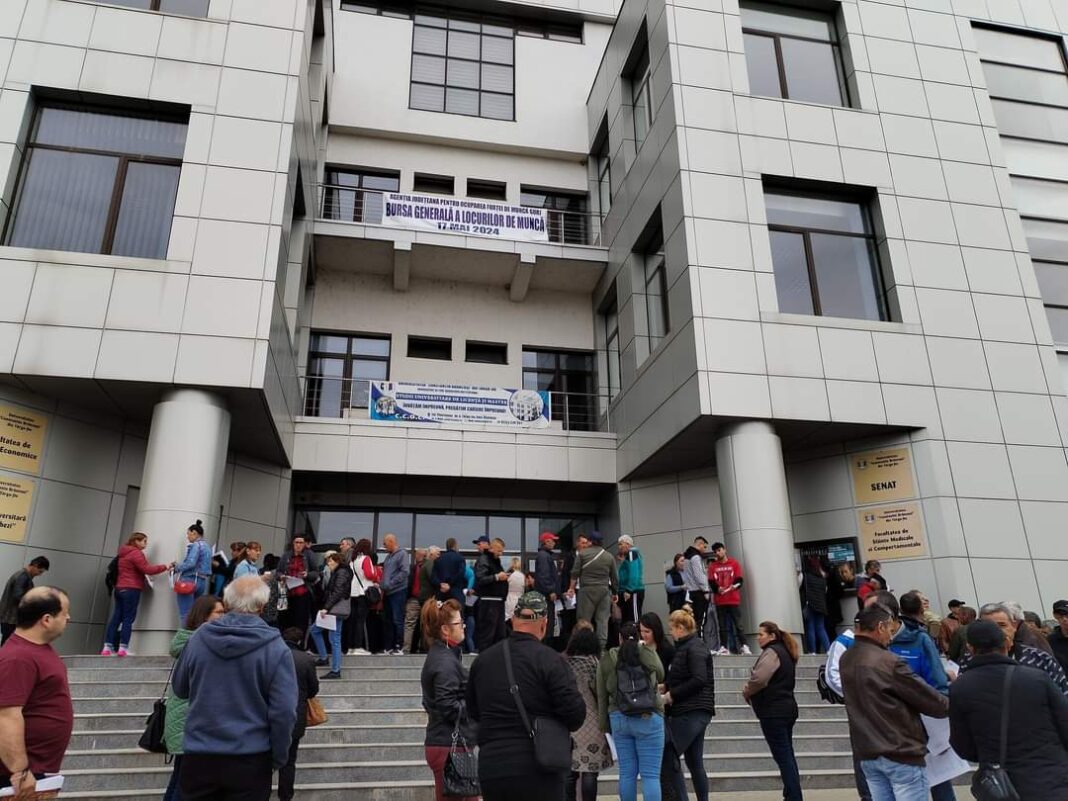 Aproape 1.300 de persoane au participat la Bursa generală a locurilor de muncă de la Târgu Jiu