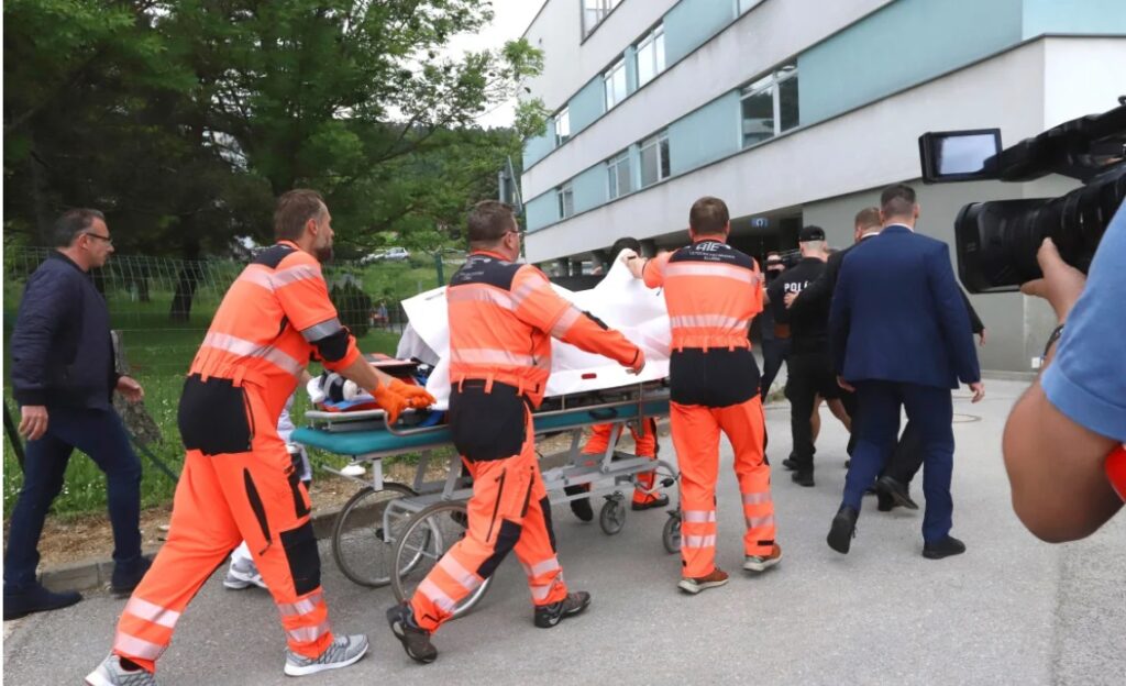 Robert Fico este transportat la un spital din orașul Banska Bystrica după ce a fost rănit