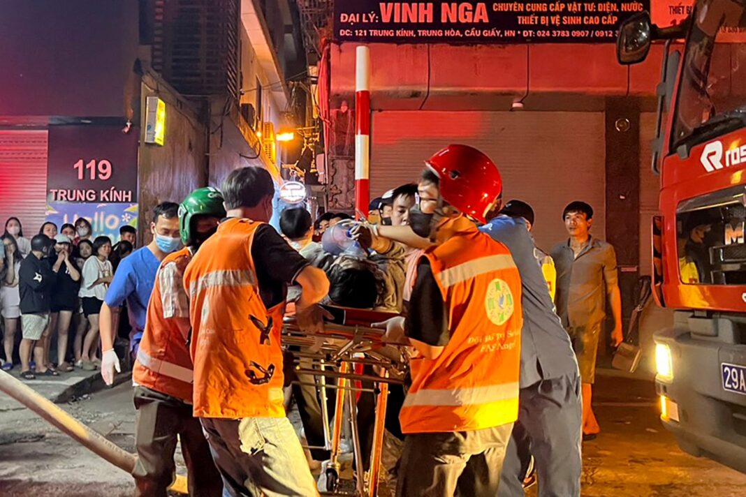 Cel puțin 14 persoane au murit într-un incendiu la un bloc din oraşul vietnamez Hanoi