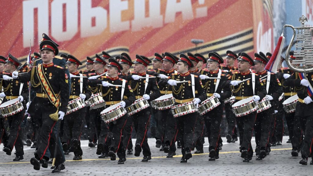 Toboșarii Colegiului de Muzică Militară din Moscova în timpul unei parade militare de Ziua Victoriei
(Stanislav Krasilnikov/Sputnik/AP)