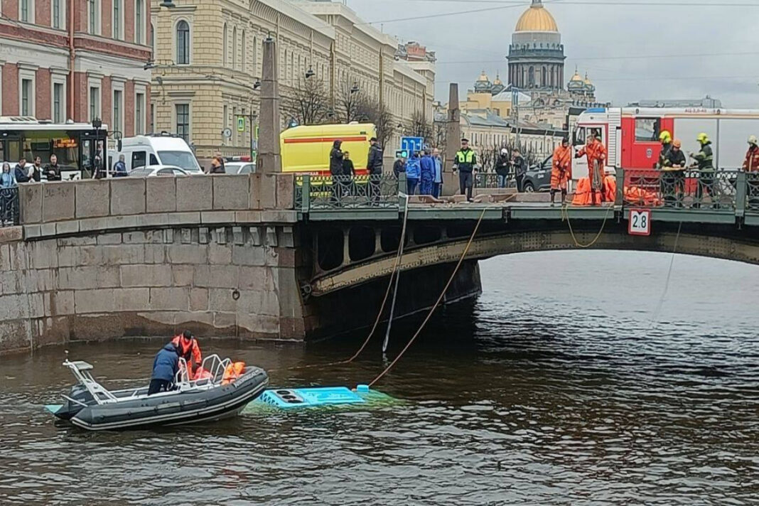 Patru morți și şase răniți după ce un autobuz a căzut într-un râu, în Sankt Petersburg