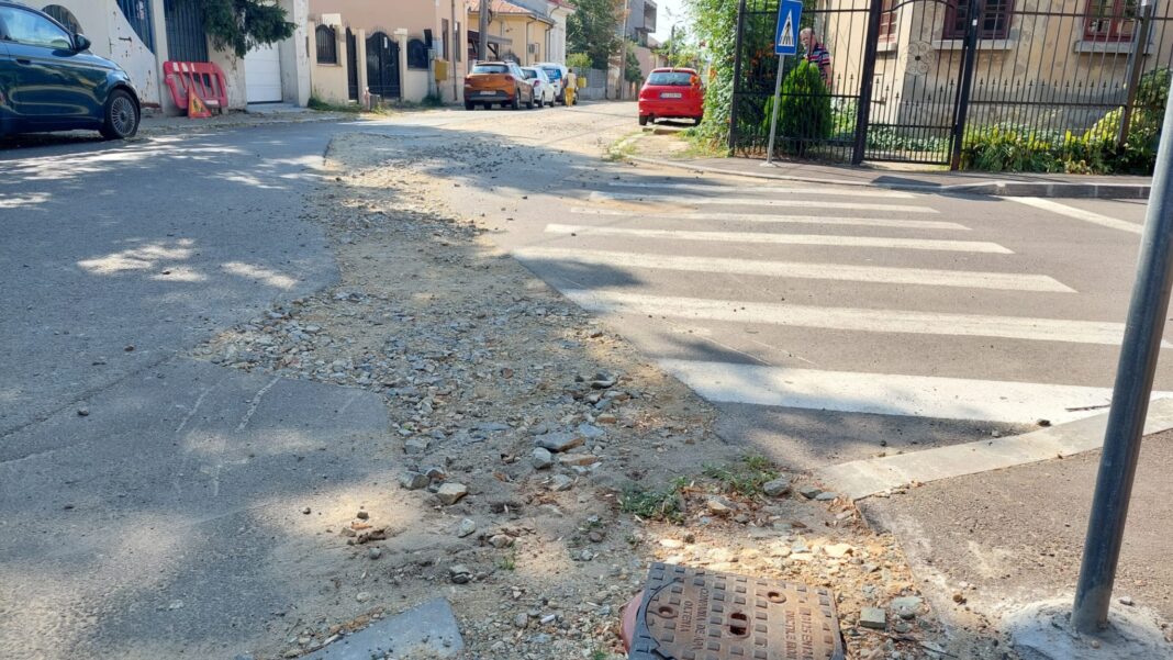 Aşa arată străzile din Craiova pe care se fac săpături pentru utilităţi şi nu mai sunt refăcute complet