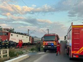 Un tânăr a murit după ce maşina pe care o conducea a fost lovită de un tren
