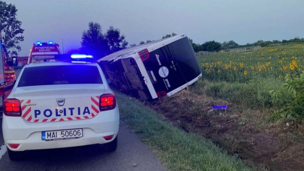 Autocar cu 59 de pasageri, răsturnat. Patru persoane au fost rănite