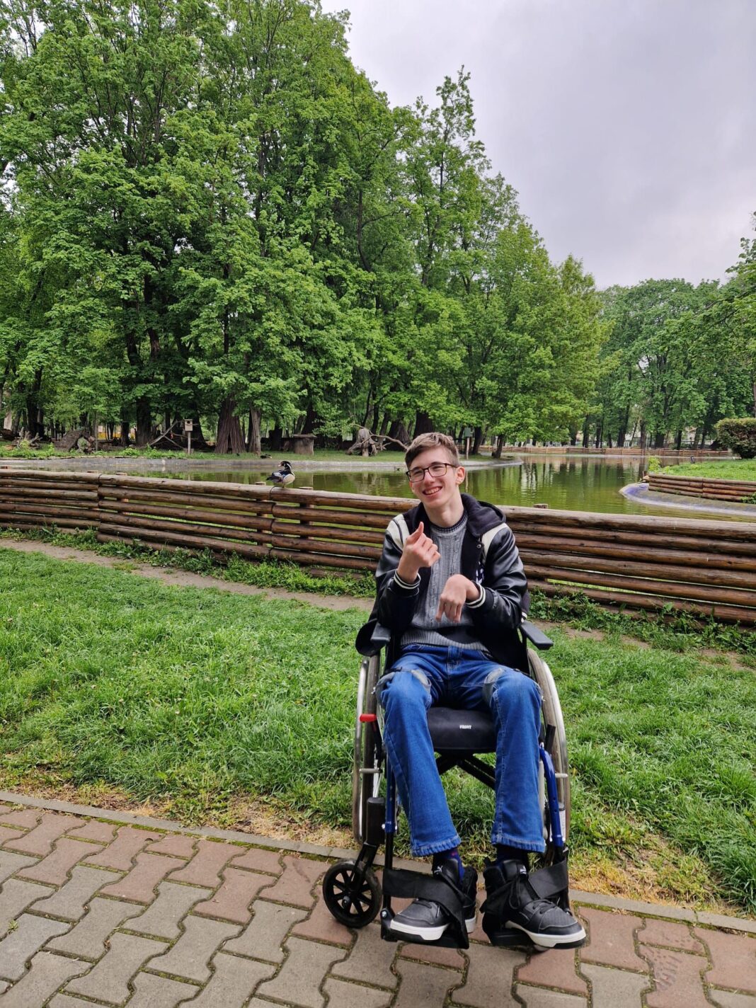 Andrei a fost condamnat încă de la naștere la o viață în scaunul cu rotile