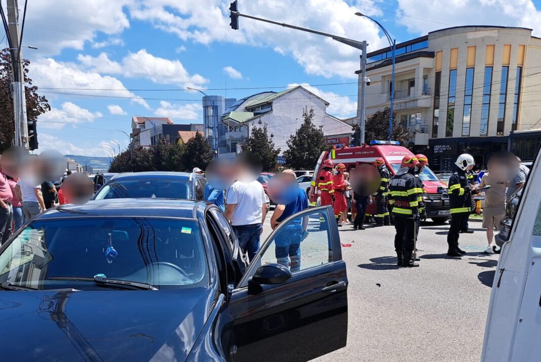 Două victime după o coliziune între patru autoturisme în Drobeta Turnu Severin