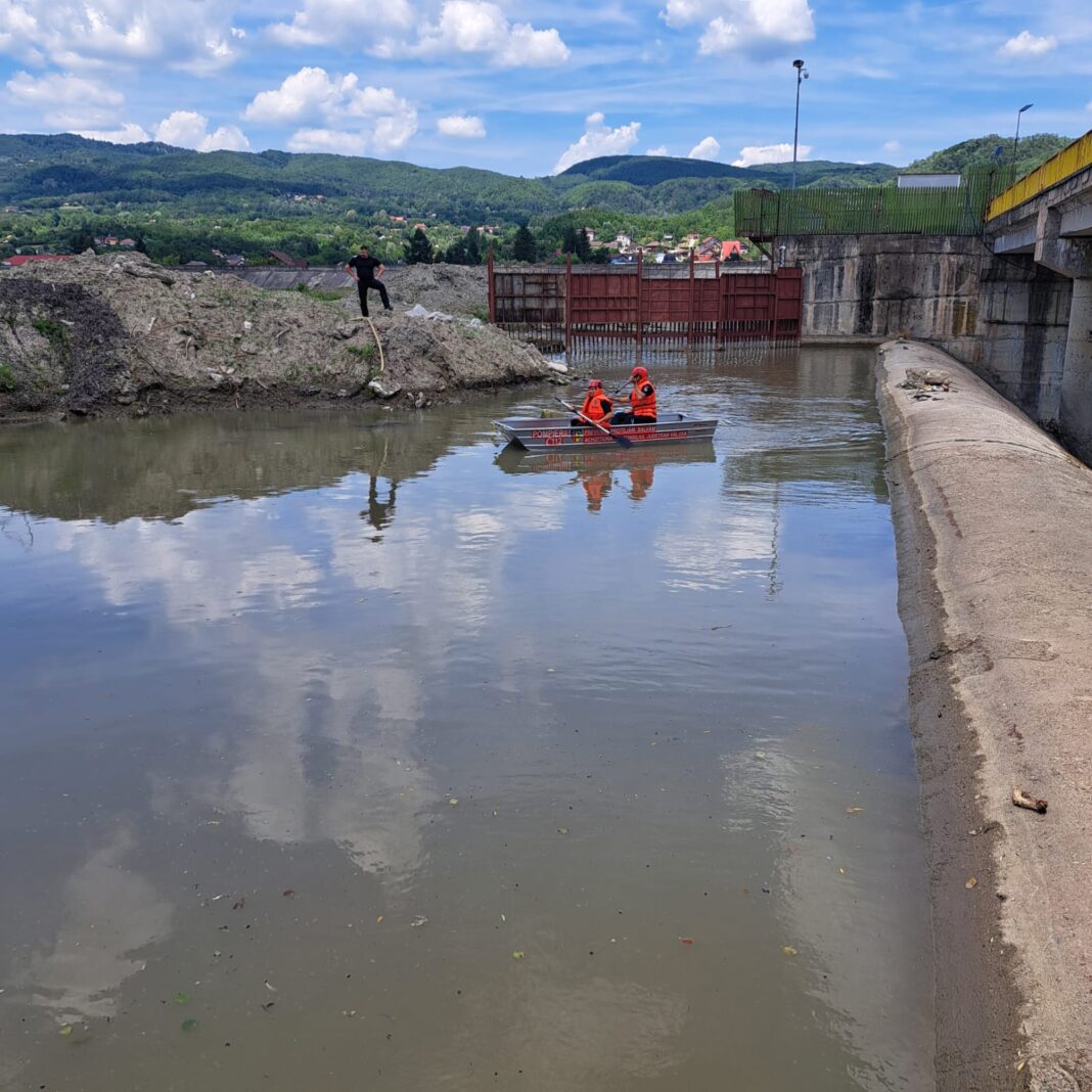 Pompierii caută o persoană în râul Olănești, în zona barajului Vlădești