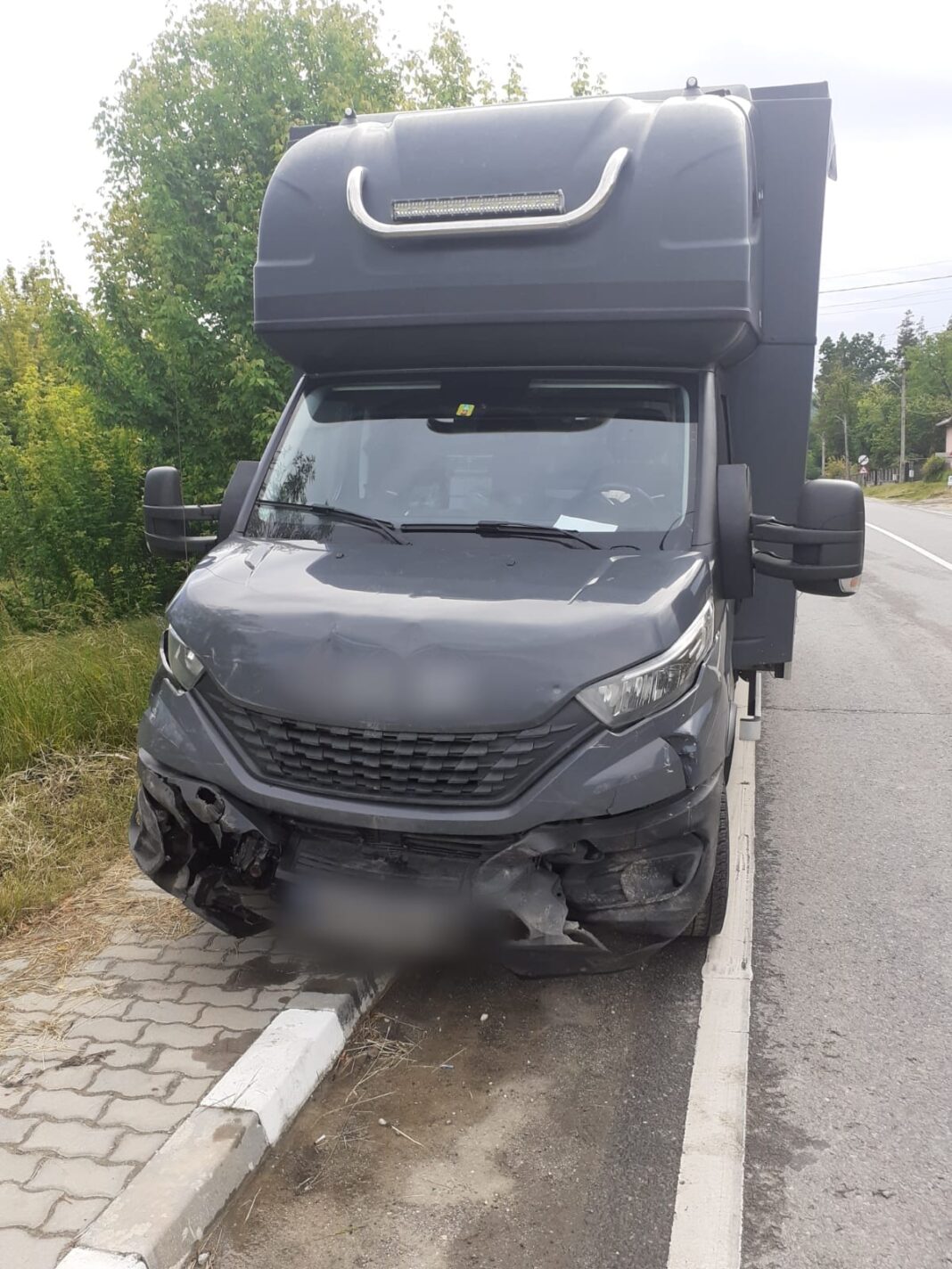 Vâlcea: Șofer rănit într-un accident în care au fost implicate două autoutilitare și un autoturism