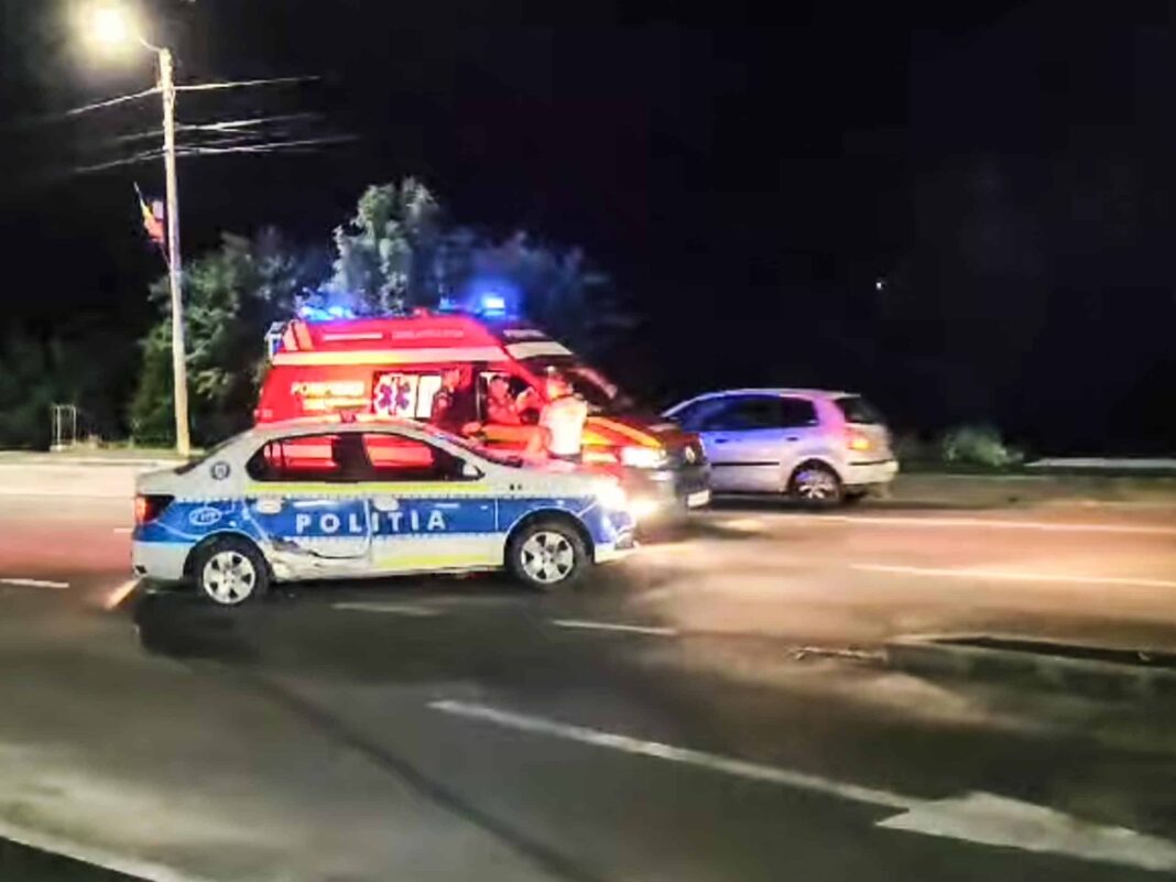 Mașină de poliție, lovită de un autoturism