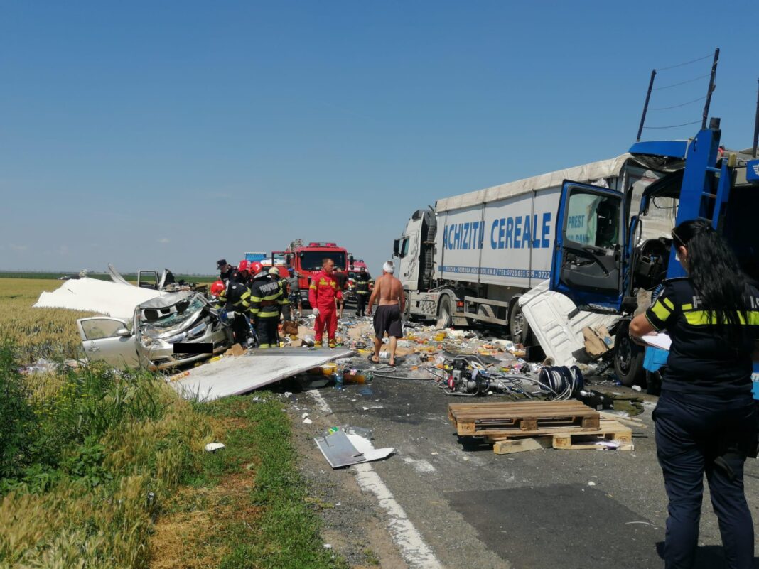 Accident cu două TIR-uri, o autoizotermă și un autoturism