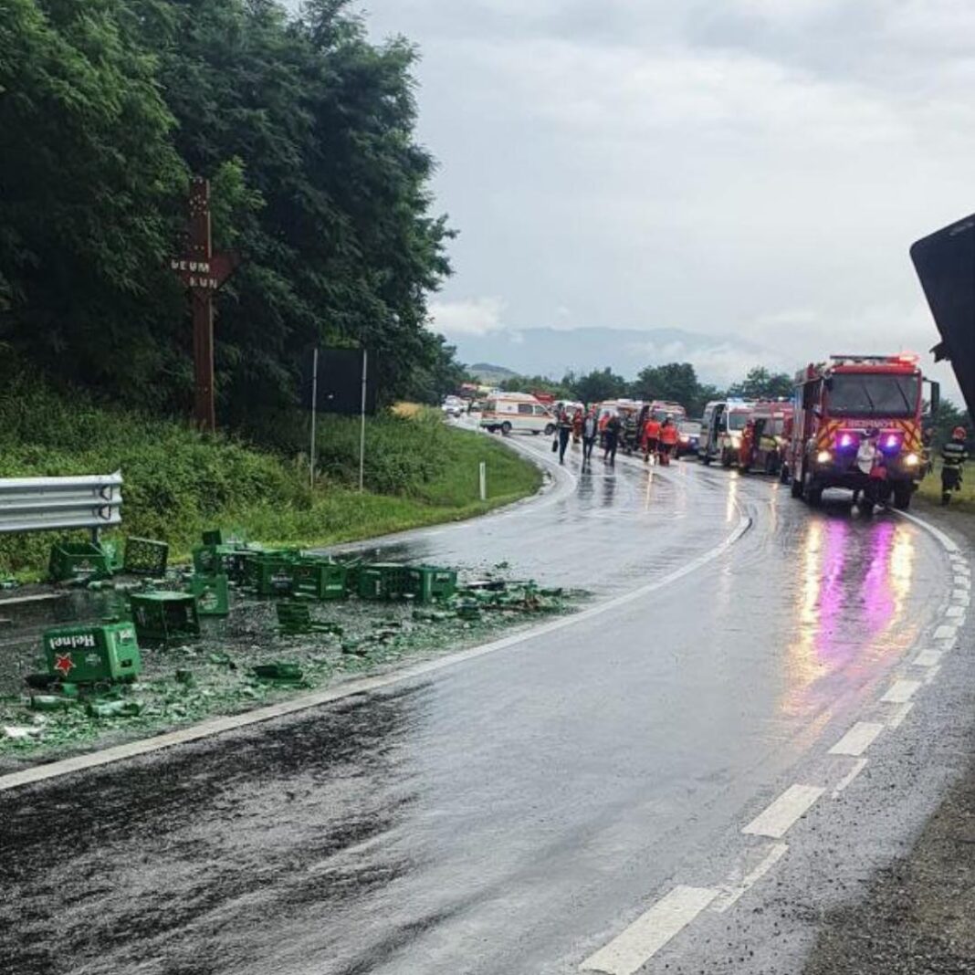 Accident între un autocar cu zeci de pasageri și un TIR pe DN1, la Porumbacu