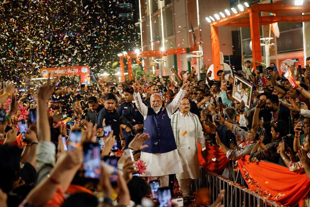 Prim-ministrul indian Narendra Modi își salută susținătorii în timp ce sosește la sediul partidului Bharatiya Janata (BJP) din New Delhi, India, pe 4 iunie. (FOTO: Adnan Abidi/Reuters)