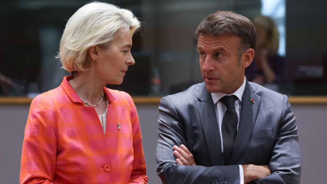 Emmanuel Macron (dreapta) s-a numărat printre liderii UE care au ajuns la un consens pentru nominalizarea Ursula von der Leyen (stânga) pentru un al doilea mandat