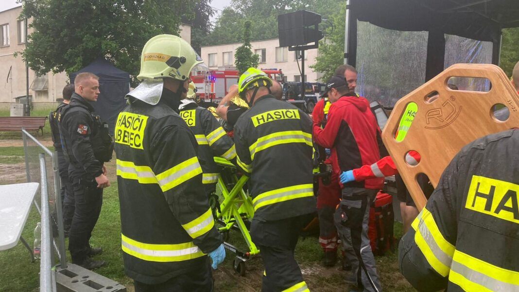 18 persoane, rănite de fulger într-un parc din Cehia