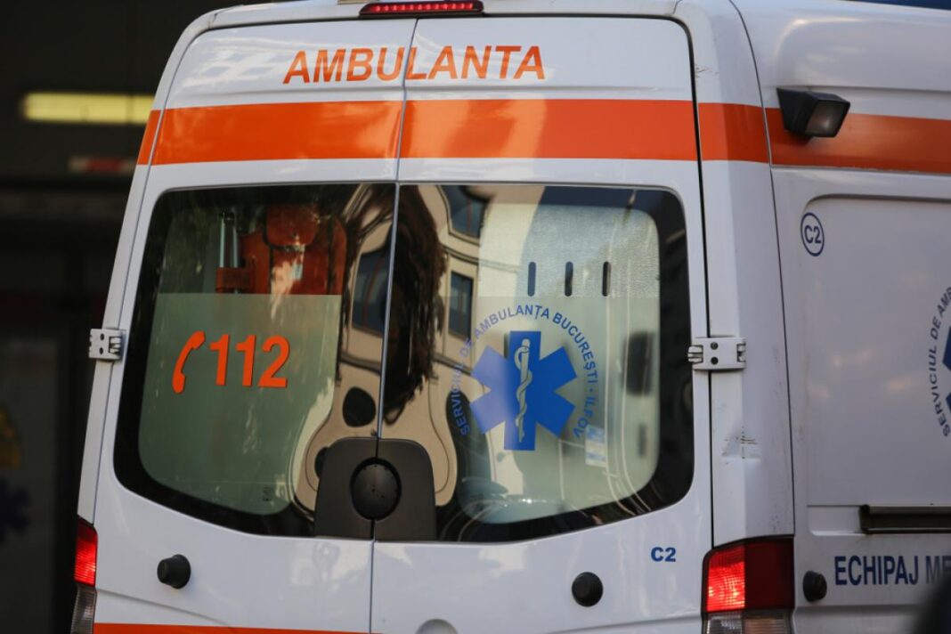 Cinci persoane au fost asistate de echipaje medicale, joi seară, după prăbuşirea unui acoperiş în construcţie, într-o localitate din judeţul Sibiu