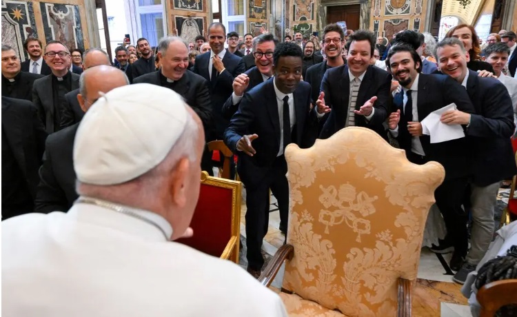 Stephen Colbert, Chris Rock și Jimmy Fallon au stârnit râsete în timpul unui eveniment pe care l-a găzduit Papa Francisc pentru benzi desenate din 15 țări la Vatican vineri dimineață