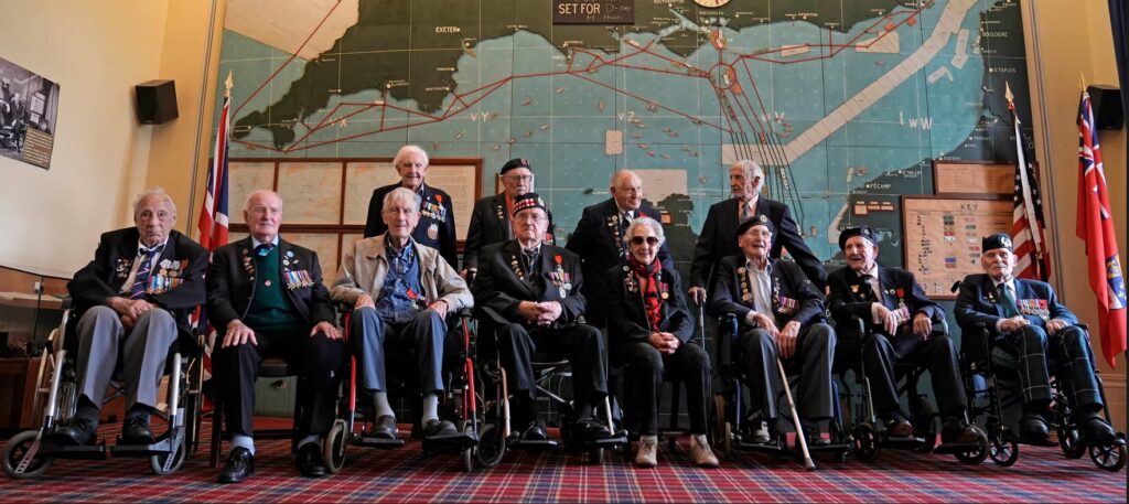 Veterani de Ziua Z în sala de hărți în timpul unui eveniment găzduit de Spirit of Normandy Trust și D-Day Revisited la Southwick House, centrul nervos al operațiunilor de Ziua Z de acum 80 de ani, lângă Portsmouth, Hampshire