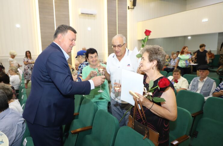 Primarul Mircia Gutău a premiat 42 de cupluri de râmniceni, sărbătorite la aniversarea a 50 de ani de căsnicie