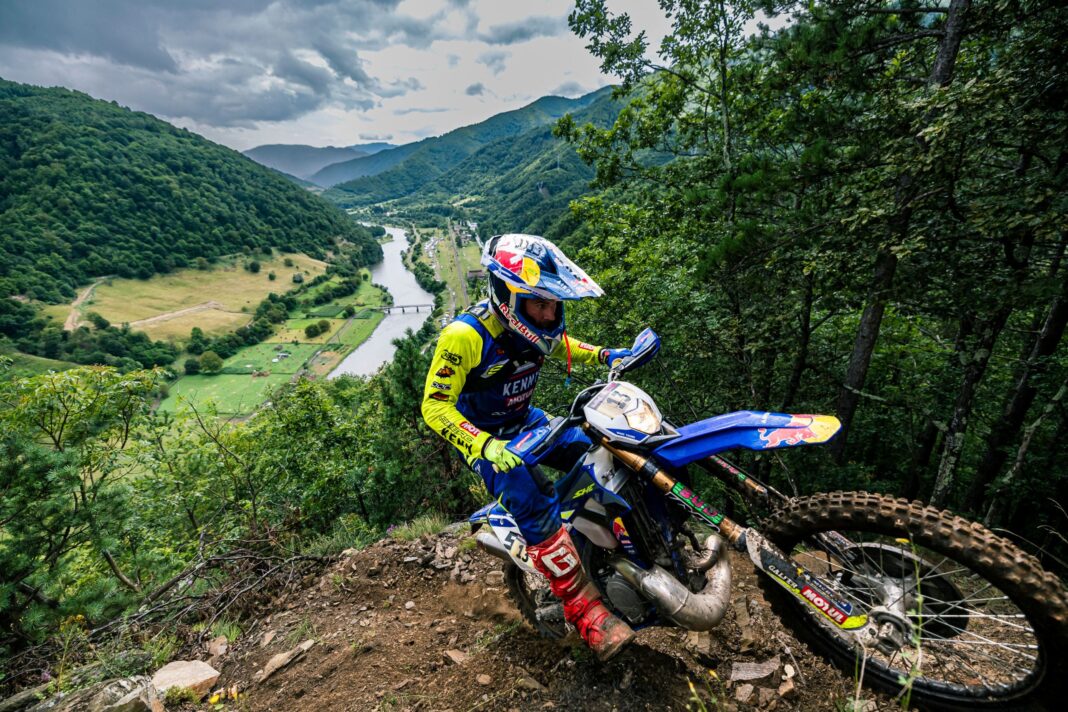 Un concurent evoluează în timpul celei de-a doua zile de off-road a Campionatului Mondial FIM Hard Enduro 2023 Stop 3 - Red Bull Romaniacs la Sibiu, România, pe 27 iulie 2023