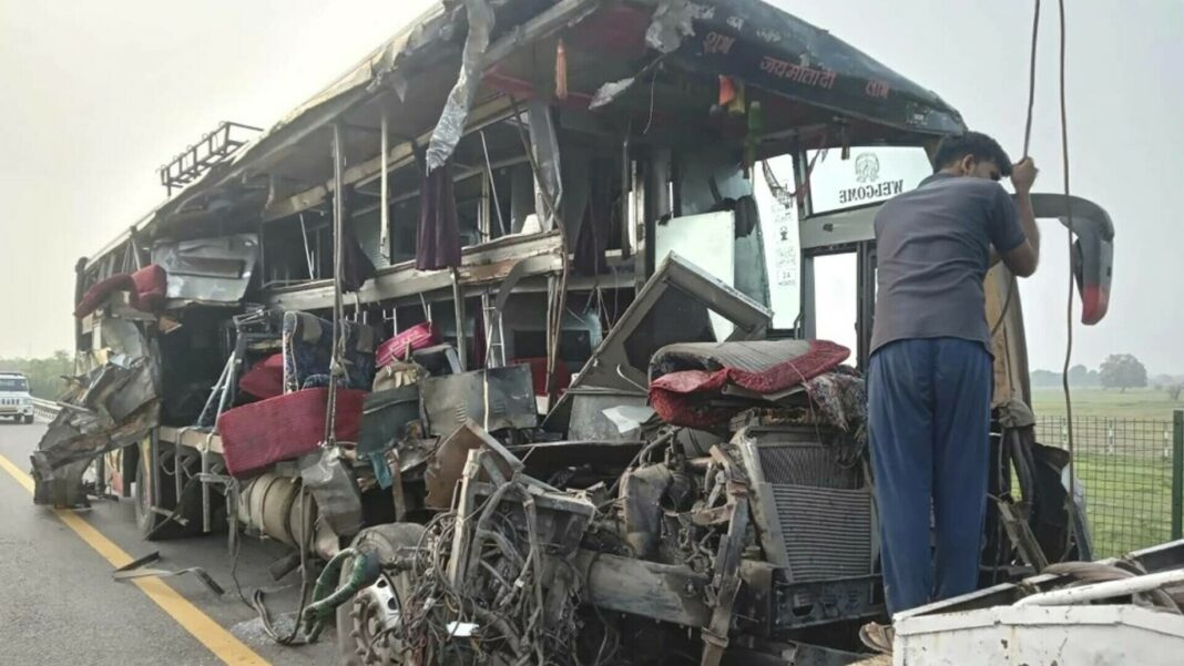 Cel puţin 18 oameni au murit după ce un autobuz de pasageri s-a ciocnit cu un camion, în India