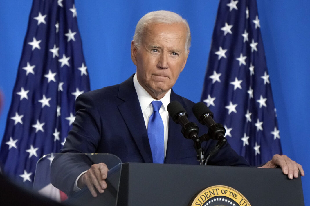 Președintele Joe Biden a renunțat la cursa din 2024 pentru Casa Albă duminică, 21 iulie, și-a încheiat candidatura pentru realege în urma unei dezbateri dezastruoase cu Donald Trump, care a stârnit îndoieli cu privire la aptitudinea lui pentru funcții cu doar patru luni înainte de alegeri. (AP Photo/Jacquelyn Martin, File)