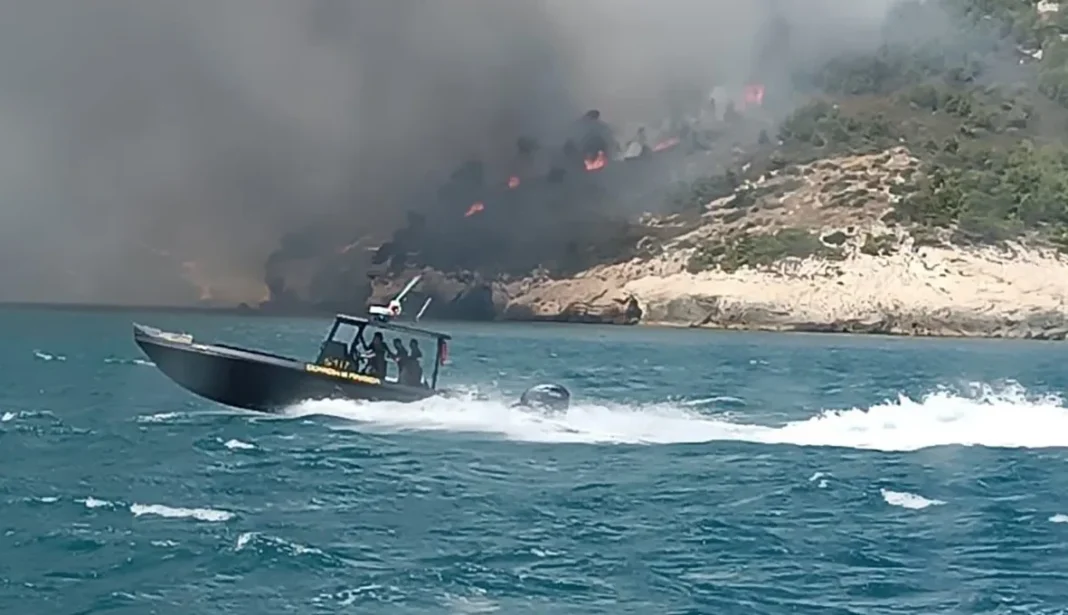 Italia: Turişti din regiunea Puglia, evacuaţi din cauza unui incendiu de vegetaţie