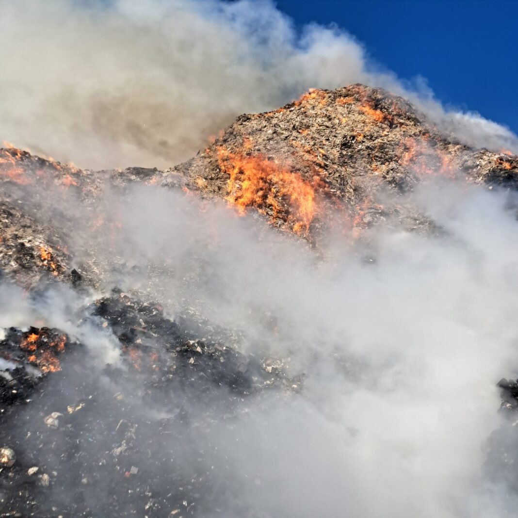 Incendiu puternic la Oltchim Râmnicu Vâlcea. A fost emis mesaj Ro-Alert