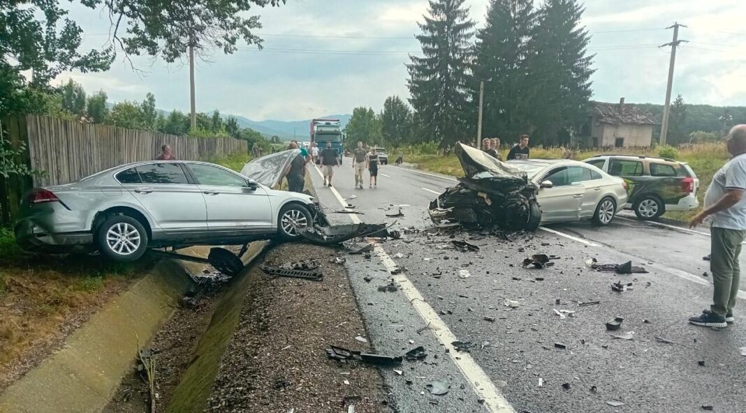 Copil rănit după ce trei autovehicule s-au ciocnit