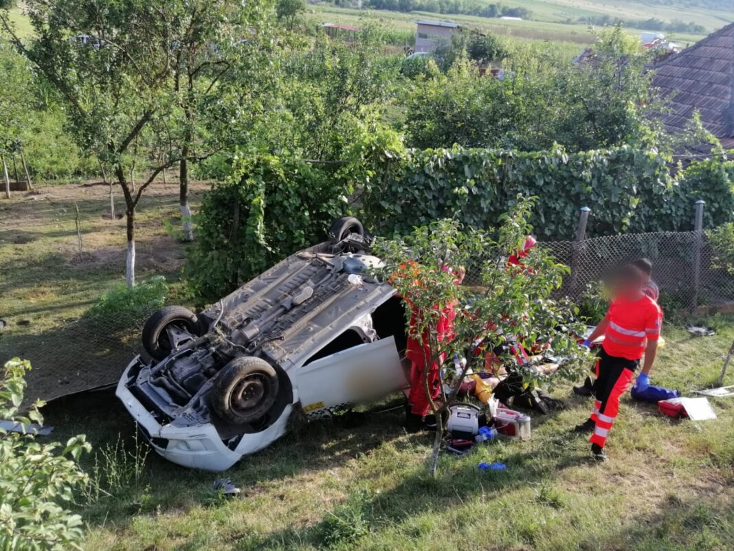 Un mort şi un rănit într-un accident în care au fost implicate un TIR şi două maşini