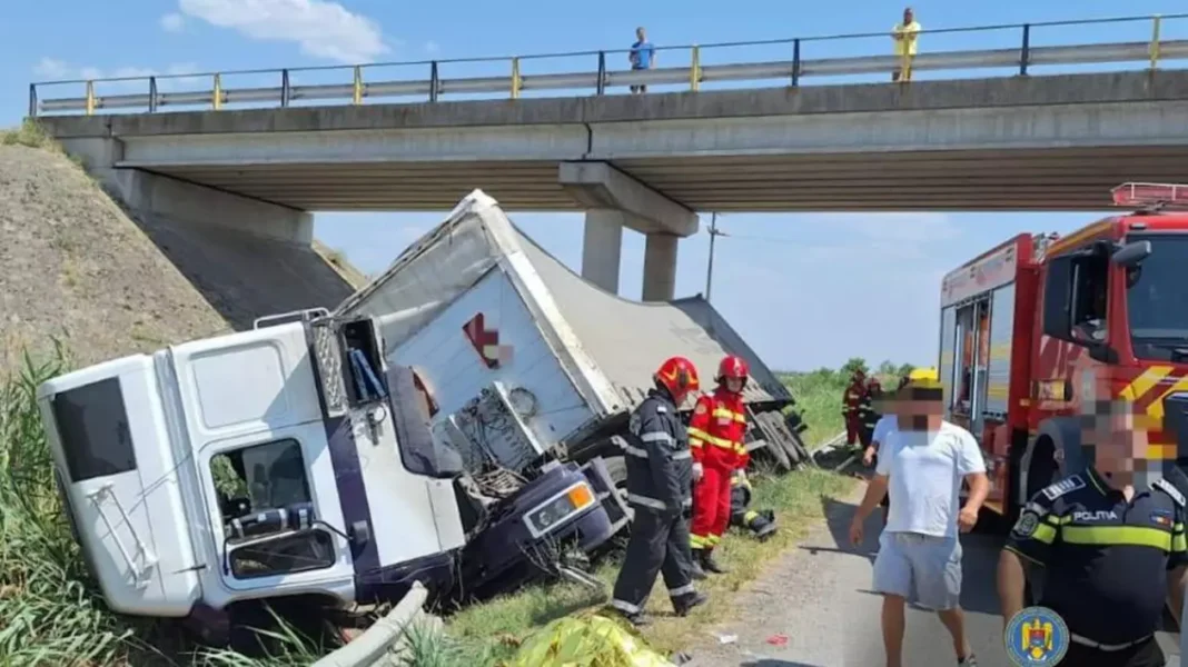 Trei morți și patru răniți după ce un TIR a lovit o dubiță oprită pe banda de urgență