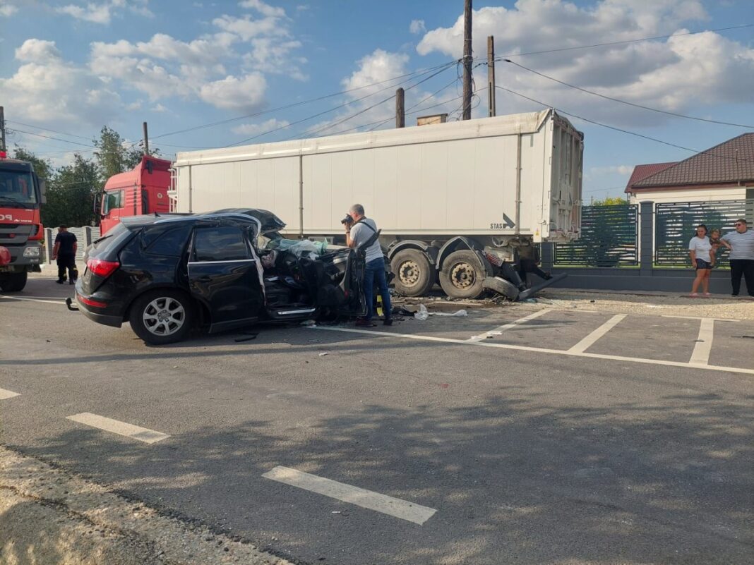 Pasager în stare gravă după ce o mașină s-a ciocnit cu un TIR