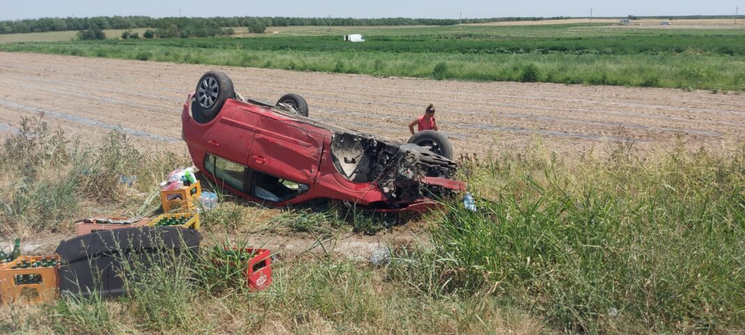 O șoferiță s-a răsturnat cu mașina, la Rojiște, după ce a intrat pe contrasens și s-a ciocnit cu două autoturisme (foto: Claudiu Tudor)