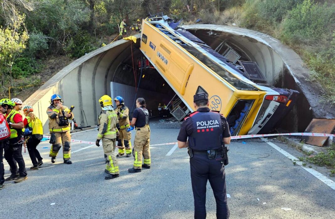 20 de răniţi după ce un autocar s-a răsturnat la intrarea unui tunel din Spania