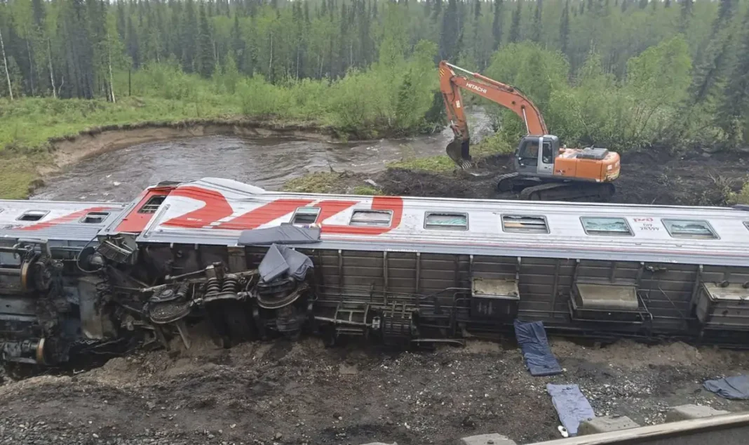 Doi morţi şi zeci de răniţi după ce opt vagoane au deraiat în urma coliziunii dintre un tren şi un camion, în Rusia