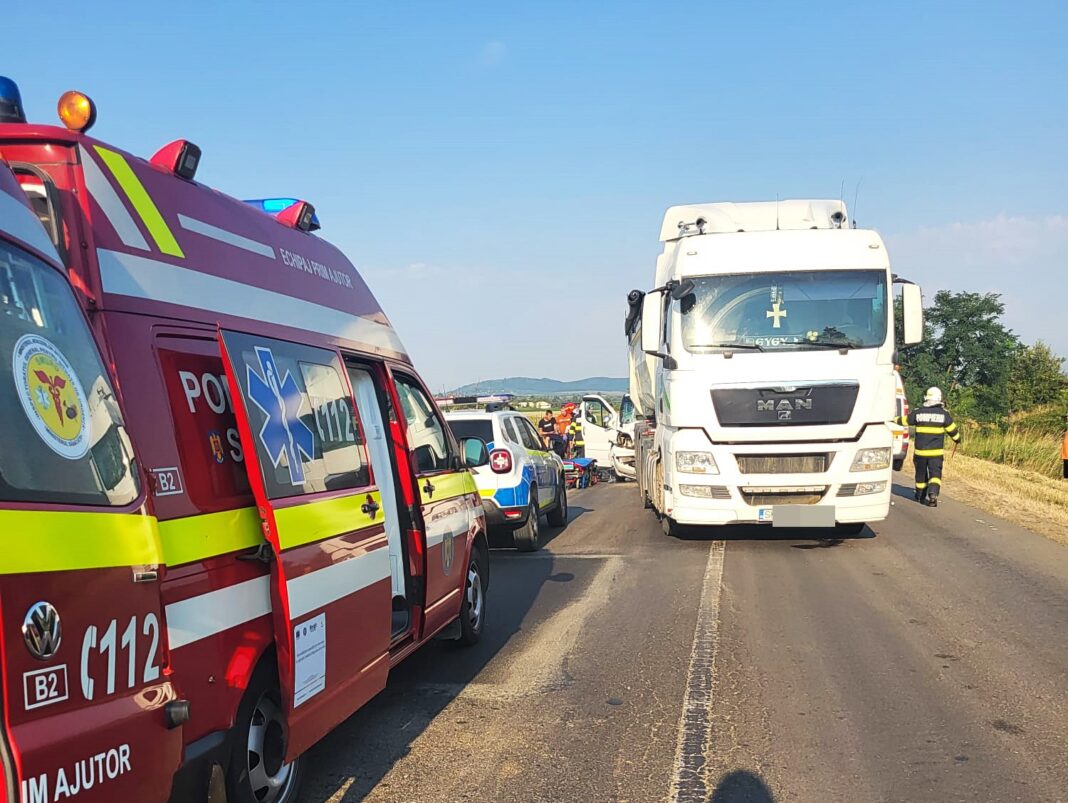 Trei răniţi într-un accident între un microbuz şi un camion