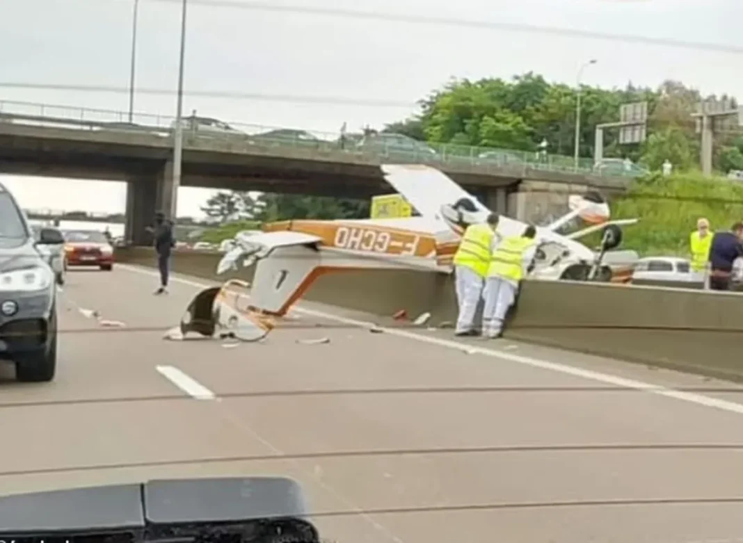 Un avion de mici dimensiuni cu trei oameni la bord s-a prăbuşit pe o autostradă din Franţa