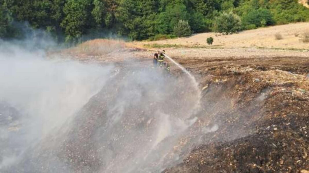 Vâlcea: Incendiu la depozitul de deşeuri de la Feţeni