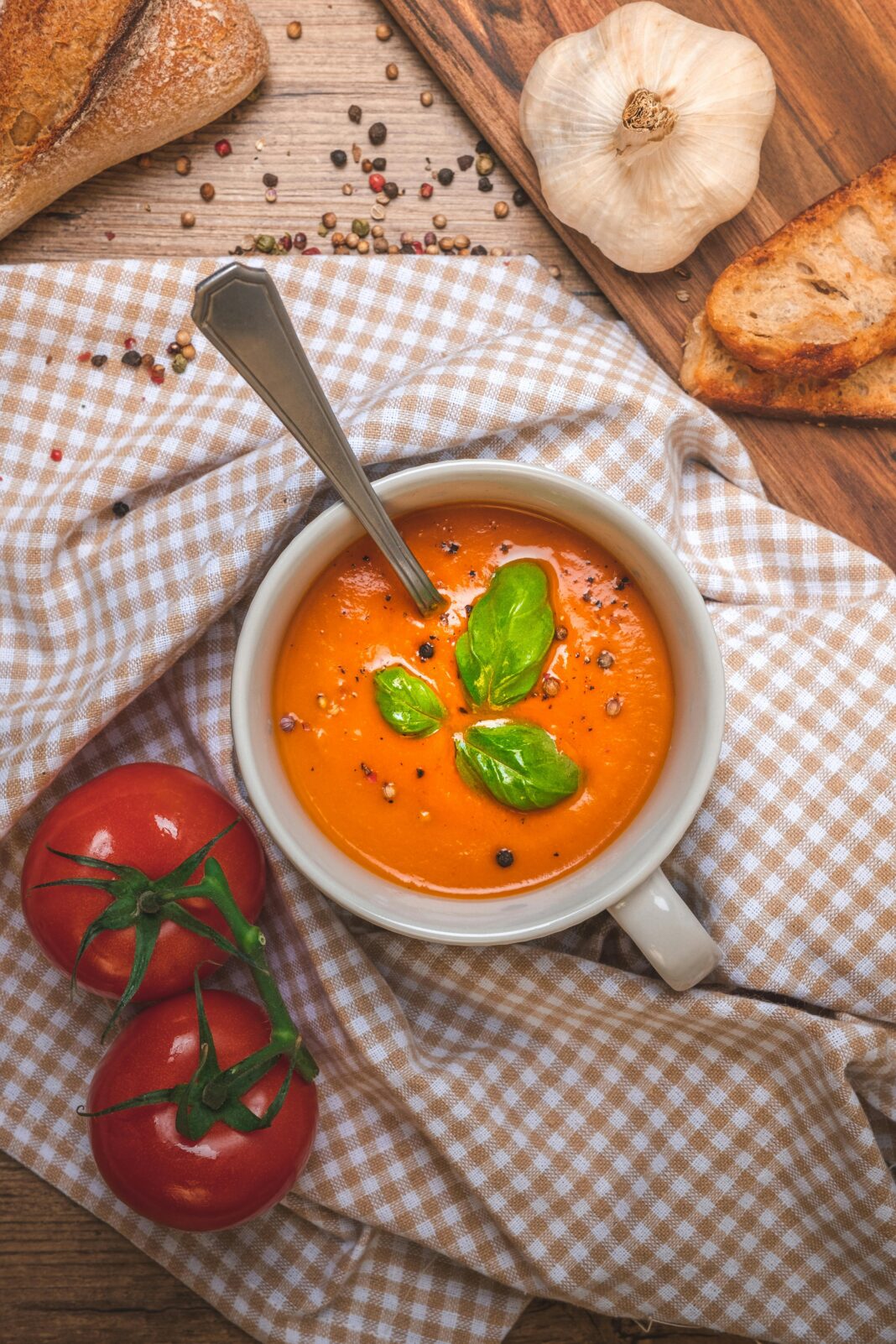 Supă de origine spaniolă, ideală pentru zilele fierbinți de vară, fiind o sursă excelentă de vitamine și minerale. Se serveşte rece