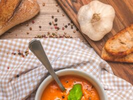 Supă de origine spaniolă, ideală pentru zilele fierbinți de vară, fiind o sursă excelentă de vitamine și minerale. Se serveşte rece