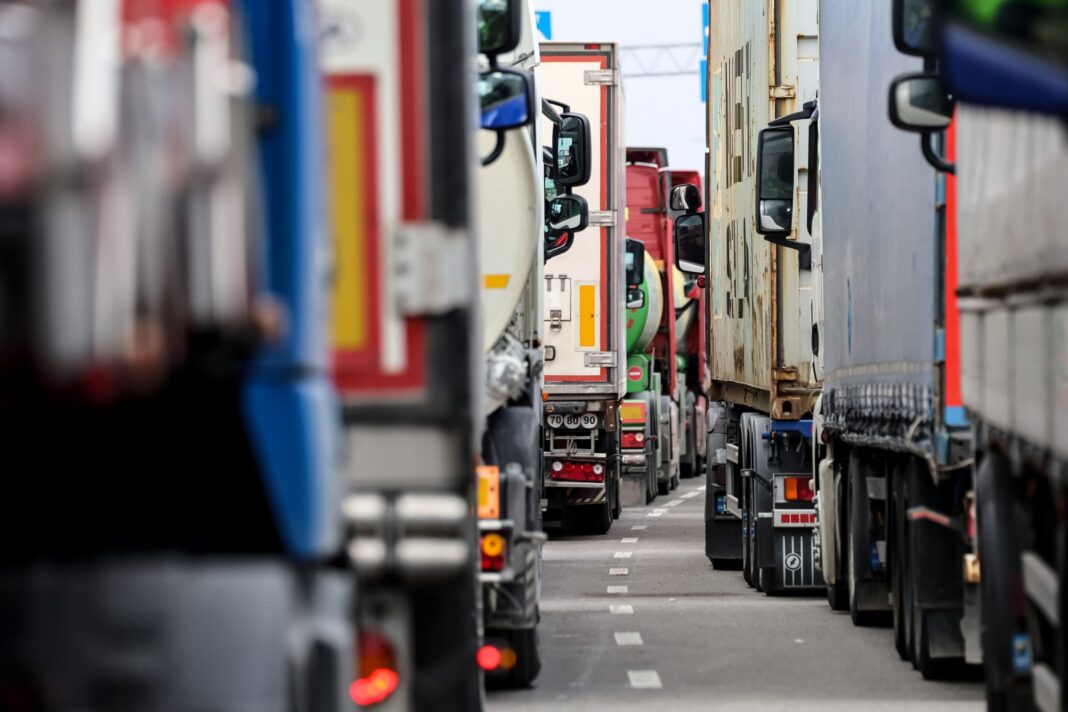 Trecerea camioanelor ucrainene, restricţionată din nou de Polonia